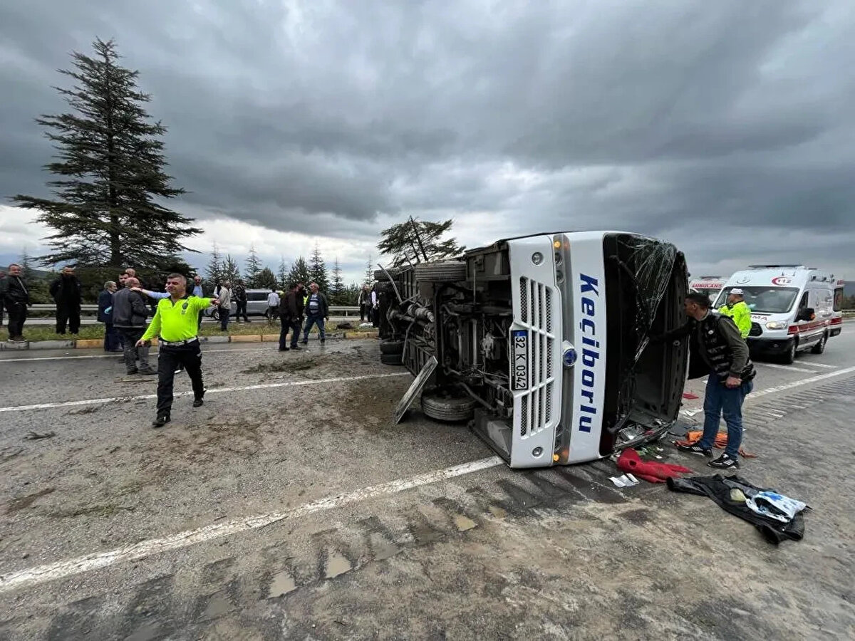 Isparta'da etkili olan yağış, trafik kazasına davetiye çıkardı. Kayganlaşan yolda kontrolden çıkan bir yolcu midibüsü yan yattı. Kazada çok sayıda yaralının olduğu bildirildi.<br><br>MİDİBÜS KARŞI ŞERİDE DALDI<br>Kaza, saat 15.00 sıralarında Isparta-Afyonkarahisar Karayolu Göltaş mevkiinde meydana geldi. Isparta’dan Keçiborlu istikametine gitmekte olan yolcu midibüsü, yağmurun etkisiyle kayganlaşan yolda sürücüsünün kontrolü kaybetmesi sonucu refüjdeki ağaçları devrilerek karşı şeride geçip devrildi.