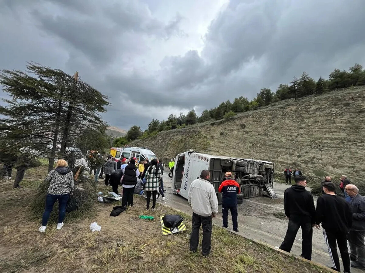 VALİ YARALILARI ZİYARET ETTİ<br>Kazanın ardından olay yerinde incelemelerde bulunan ve hastanelerde yaralıları ziyaret eden Isparta Valisi Abdullah Erin yaptığı açıklamada şu ifadeleri kullandı:<br><br>