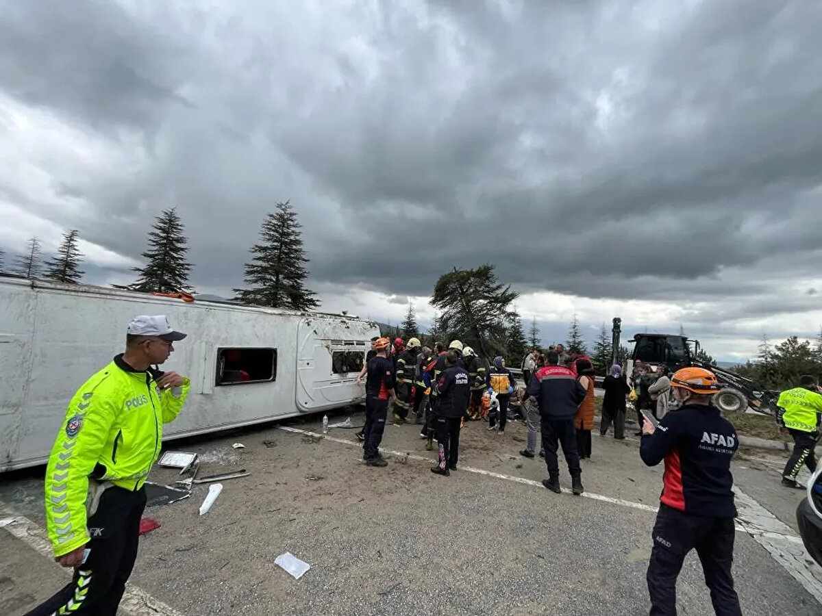 YOL TRAFİĞE KAPATILDI<br>"Bugün saat 15.00 sıralarında, Isparta-Afyonkarahisar Karayolu’nda yolcu taşımacılığı yapan bir midibüs, muhtemelen yağmurun etkisiyle sürücüsünün direksiyon hakimiyetini kaybetmesi sonucu karşı şeride geçerek devrildi. Kazada toplam 15 vatandaşımız yaralandı, ancak hayati tehlikeleri bulunmuyor. Tüm ekiplerimizle birlikte hızla olay yerine intikal ettik. Yol bir süreliğine trafiğe kapandı.<br><br>"KAZANIN YAŞANDIĞI BÖLGEDE GEREKLİ ÖNLEMLERİ ALACAĞIZ"<br>Yaralılarımız çevredeki hastanelere hızlı bir şekilde sevk edildi. Şehir Hastanesi ve Süleyman Demirel Üniversitesi Hastanesi’nde tedavi altındaki vatandaşlarımızı ziyaret ettik, durumları iyi. Hepsine geçmiş olsun dileklerimi iletiyorum. Kazanın meydana geldiği bölgede daha önce de benzer olaylar yaşandığını biliyoruz. Bu nedenle gerekli önlemleri alacağız."