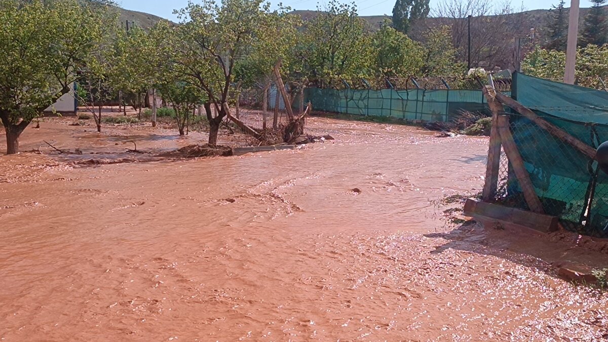 Ahmet Yesevi Caddesi'ndeki demir yolunun hasar görmesi sonucu kentteki tren seferleri durduruldu.