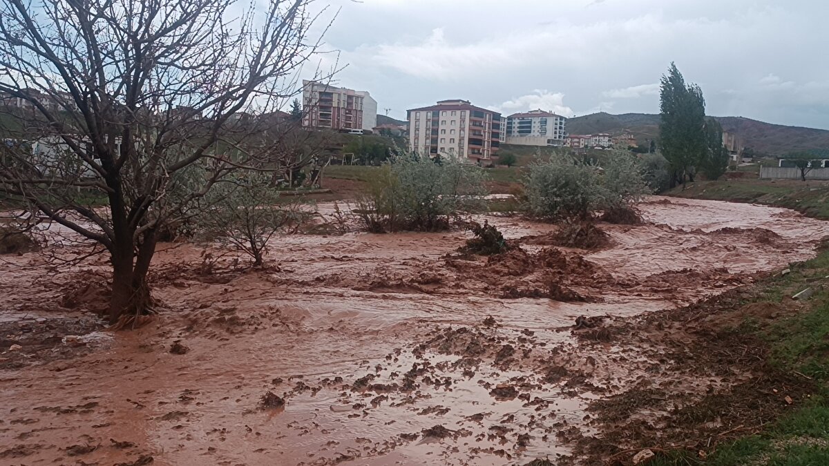 Ev ve iş yerlerini su bastı. Evlerinde mahsur kalan bazı vatandaşlar itfaiye ekipleri tarafından kurtarıldı. 