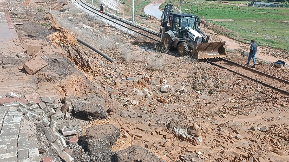 Kırıkkale'de öğle saatlerinde itibaren kuvvetli sağanak etkili oldu. Merkez ve Yahşihan ilçelerinde yağış, hayatı durma noktasına getirdi. Yahşihan ilçesinde kara ve demir yollarında hasar oluştu.