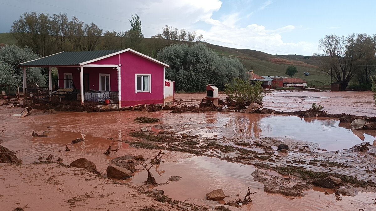 Hacıbey Mahallesi'nde bulunan derenin taşmasıyla da Kırıkkale-Ankara kara yolu su altında kaldı.
