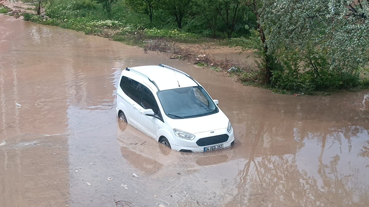 Çalılıöz Mahallesi'nde sel nedeniyle yolları su kaplarken, bir sürücü aracıyla suda mahsur kaldı.