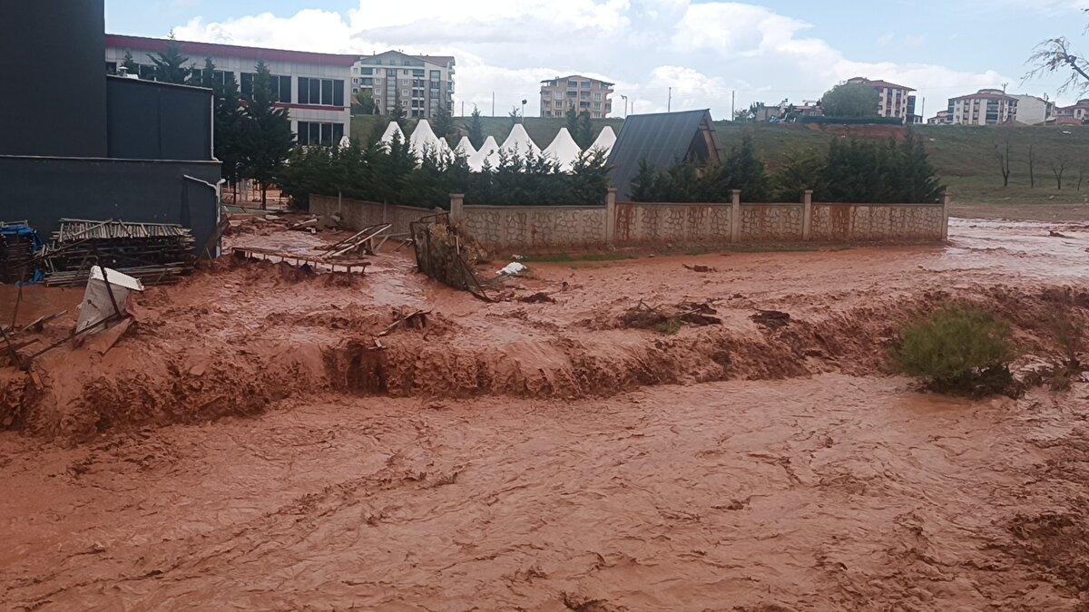 Önce sürücüyü kurtaran ekipler daha sonra halat yardımıyla aracı mahsur kaldığı yerden kurtardı.