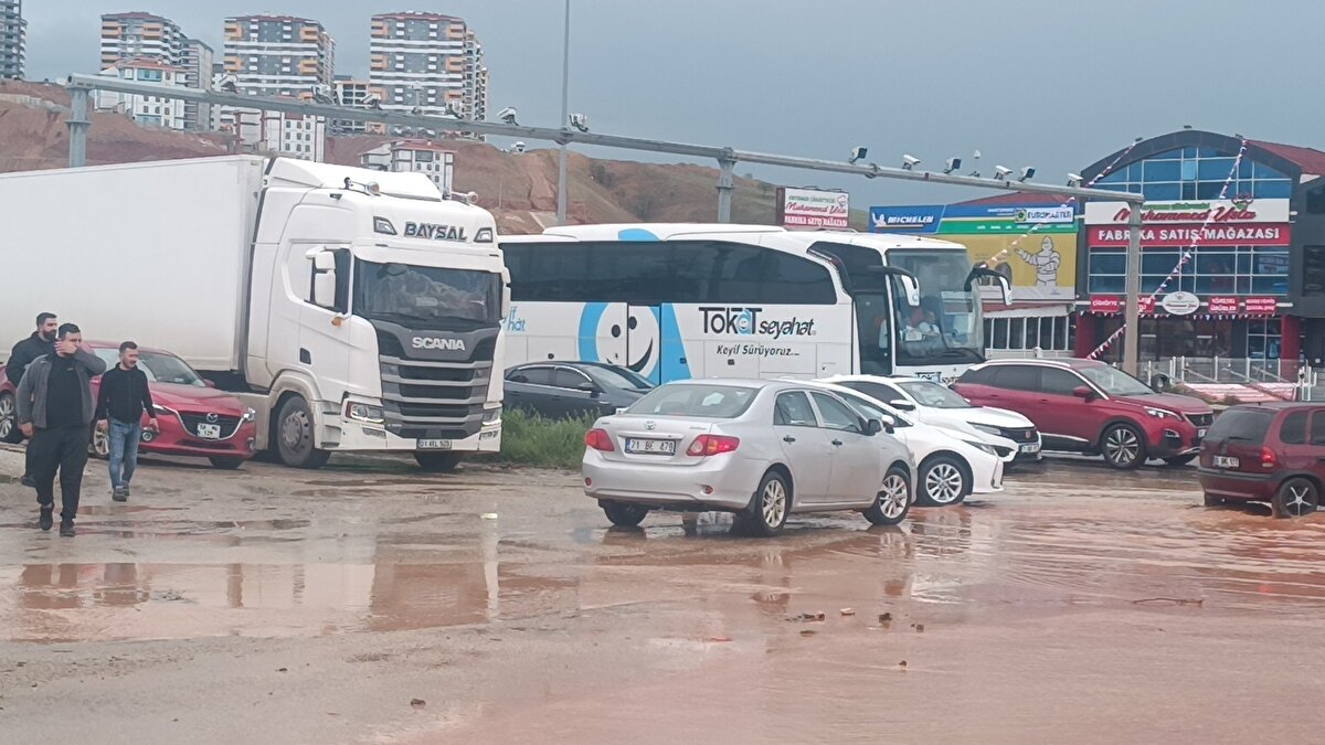 Türkiye Cumhuriyeti Devlet Demiryolları ve Yahşihan Belediyesi ekipleri, hasar gören tren yollarını onarmak için çalışma başlattı.