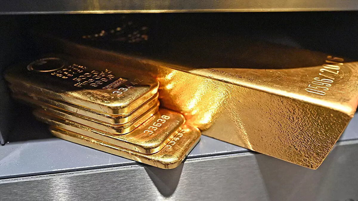 Yeni haftaya değer kaybıyla başlayan altın piyasalarında, ons fiyatı yüzde 1’in üzerinde düşerek 3220 dolar seviyesine kadar geriledi. Kısa vadeli bu gerileme; ABD dolarındaki güçlenme ve faiz beklentilerinin etkisiyle açıklanırken, küresel yatırım bankaları uzun vadeli görünümde altın için umutlu.
