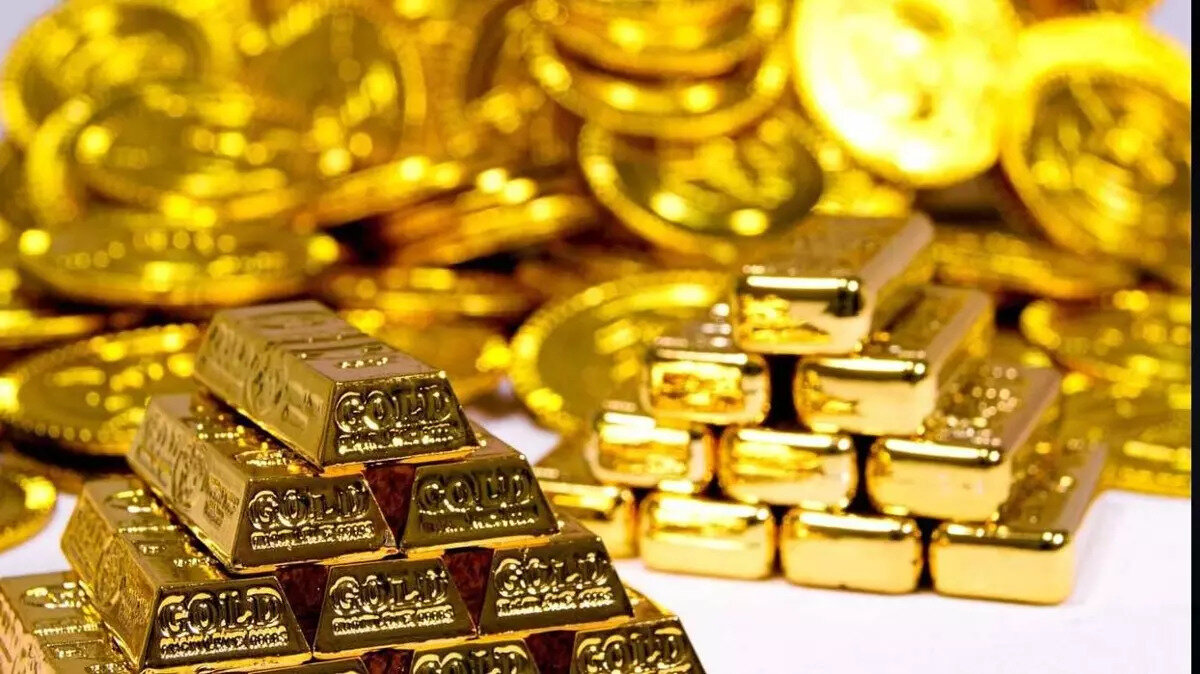 Gram altın dolar kuruna bağlı<br><br>Türkiye’de altın yatırımcısının en çok takip ettiği ürün olan gram altında fiyatlar, hem ons altına hem de dolar/TL kurundaki değişimlere bağlı olarak belirleniyor. Bu nedenle küresel altın fiyatlarında düşüş yaşansa bile, kurun yüksek seyretmesi gram altını desteklemeye devam edebiliyor. Yatırımcılar, her iki veriyi de birlikte izlemeli.