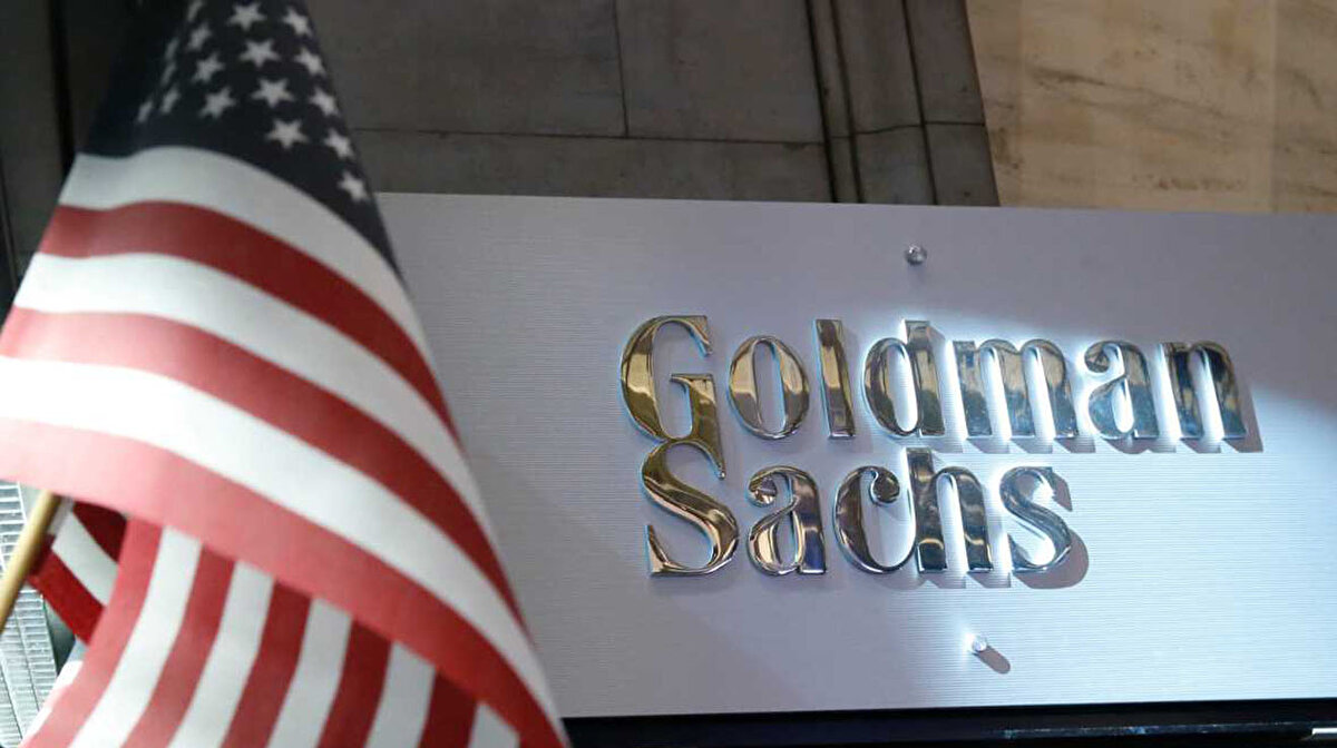 Goldman Sachs hedef yükseltti<br><br>ABD merkezli finans kuruluşu Goldman Sachs, 2025 yıl sonu için ons altın tahminini yukarı yönlü revize etti. Önceki beklentisi 3.300 dolar olan banka, bu hedefi 3.700 dolara çıkardı. Banka analistleri, dalgalanmaların geçici olduğunu belirterek altın yatırımında uzun vadeli bakış açısının önemli olduğunu vurguladı.