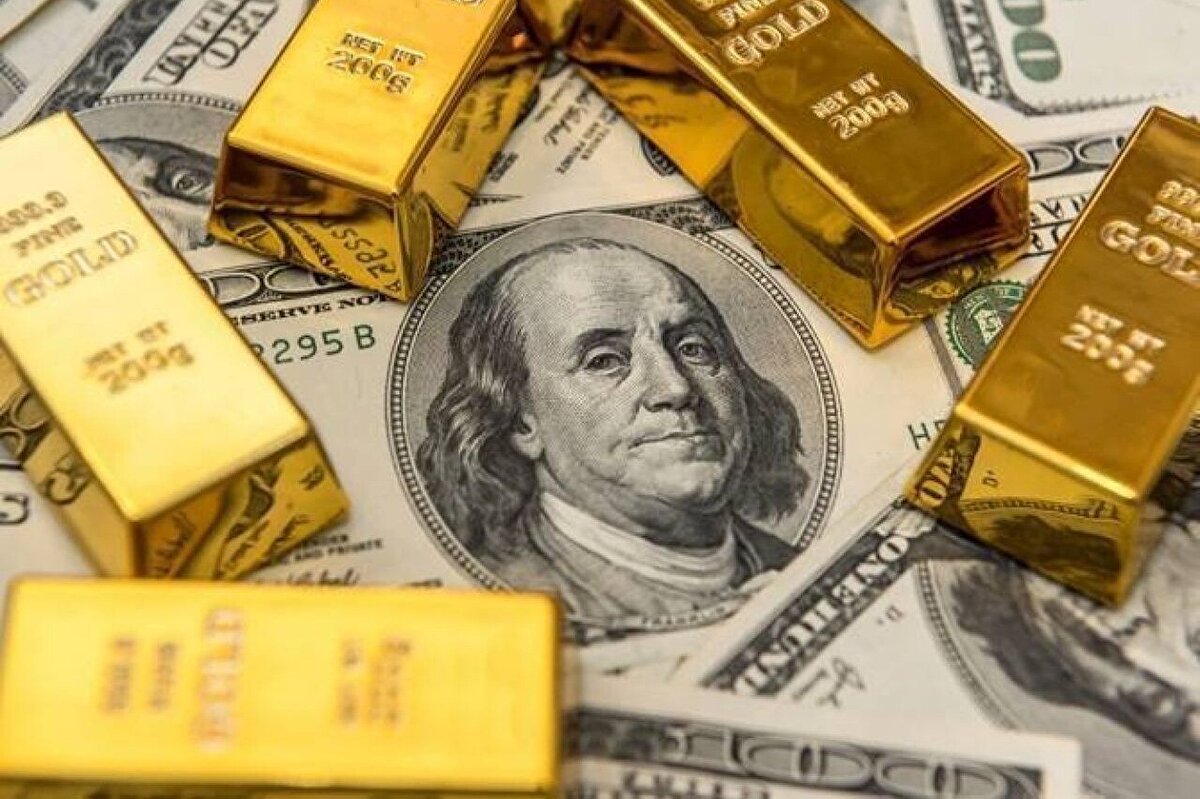 Dolar güçlü, faiz beklentileri belirsiz<br><br>Altın fiyatlarının yakın vadede baskı altında kalmasının başlıca nedeni, ABD dolarının güç kazanması ve Fed'in faiz politikasıyla ilgili süregelen belirsizlik. Faiz indiriminin zamanlamasına dair net sinyal alınamaması, yatırımcıları temkinli pozisyonlara yönlendiriyor.