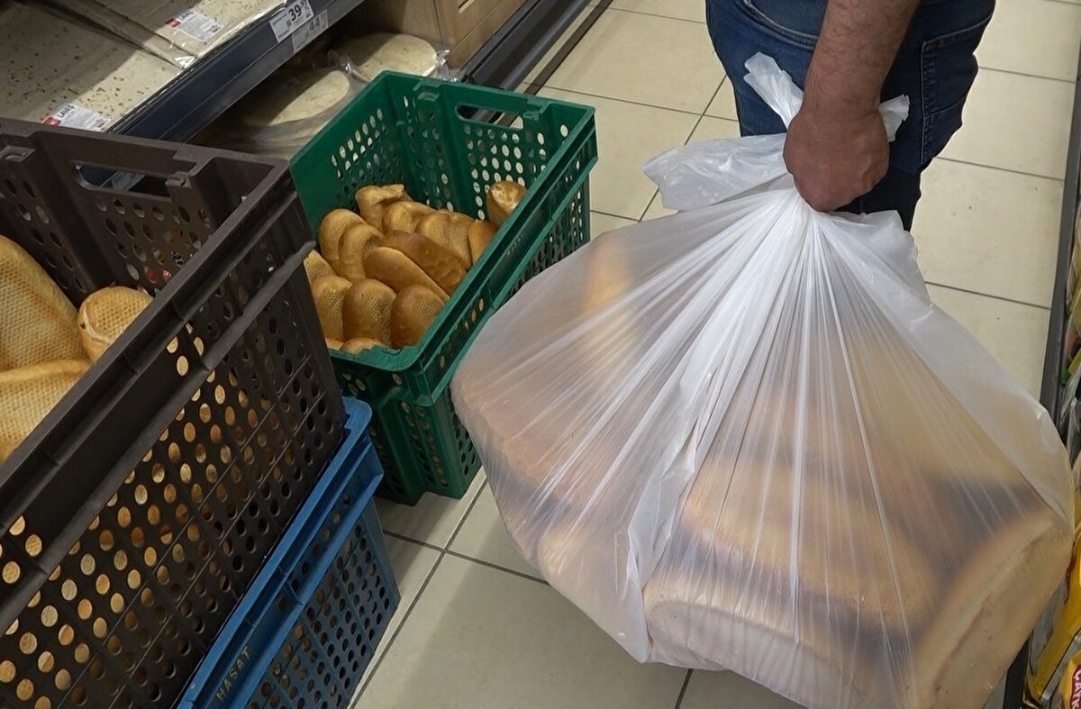 50 ekmek alan var<br><br>Marketten 50 adet ekmek alıp köye götüreceğini ifade eden Mehmet Ertekin ise, ‘’Markette ekmek 6 lira olduğundan dolayı gayet memnunuz. Bütün marketlerin böyle olmasını istiyoruz. Ekmek alamayan birçok insan var. Ben de burada ekmek aldım, köydeki akrabalara, dostlara götürüyorum’’ dedi.