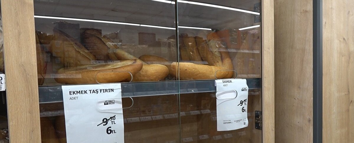 Antalya’nın Alanya ilçesine bağlı Mahmutlar Mahallesi’nde iki market arasında yaşanan ekmek rekabeti vatandaşların yüzünü güldürdü. 210 gram ekmek fiyatı ortalama 12.5 TL’den satılırken, Mahmutlar Mahallesi’nde bir market aynı gramajdaki ekmeği 7.5 TL’ye, diğer bir zincir market ise 6 TL’ye satmaya başladı.