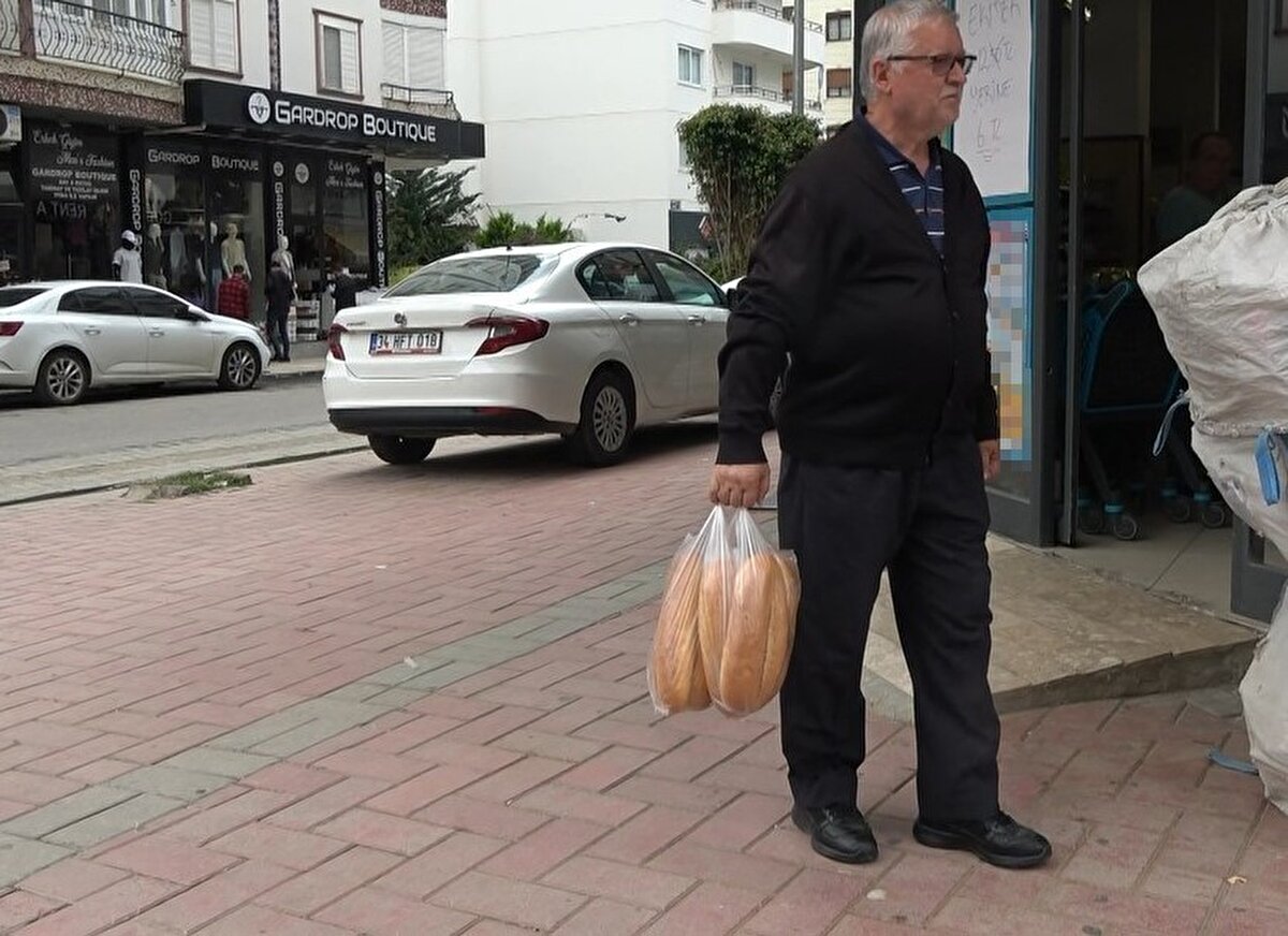 "Diğer marketler de böyle olsun"<br><br>Marketteki ekmek fiyatlarından memnun kalan Orhan Özen, "Diğer marketlerin de aynı şekilde uygulamasına daha çok seviniriz. 3-4 gündür bu fiyatlar devam ediyor" dedi.