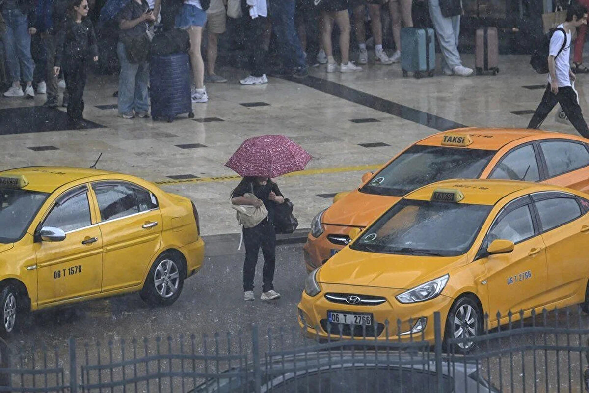 Meteoroloji Genel Müdürlüğü'nün son tahminlerine göre bugün yurt genelinde sağanak yağış etkili olacak.<br><br>Marmara'nın doğusu, Güney ve İç Ege, Akdeniz, İç Anadolu, Karadeniz, Doğu ve Güneydoğu Anadolu ile öğle saatlerinden sonra Tekirdağ ve Çanakkale çevrelerinin aralıklı sağanak ve gök gürültülü sağanak yağışlı geçeceği tahmin ediliyor.