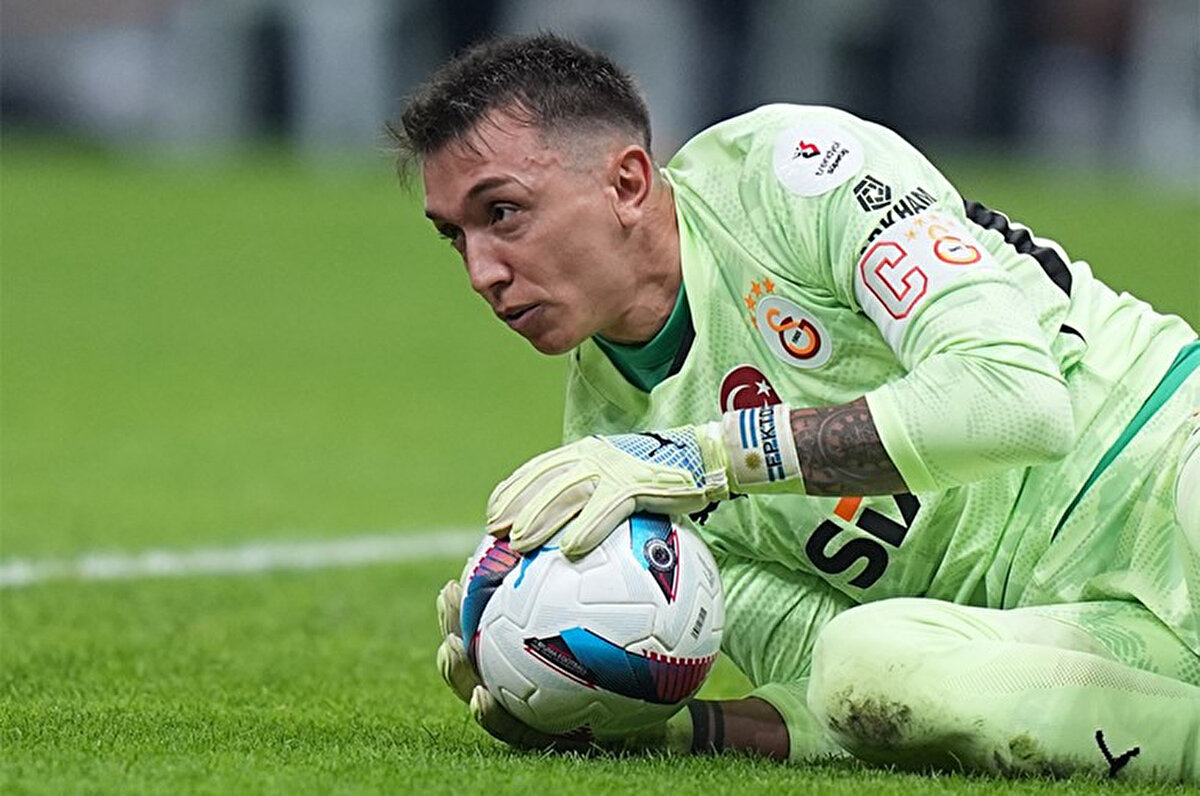 Galatasaray'da 14 yıllık Fernando Muslera devri sona eriyor. 38 yaşındaki kalecinin sezon sonunda sarı-kırmızılılara veda etmesi bekleniyor. Öte yandan Galatasaray yönetimi, Muslera için alternatif arayışlarına başladı.<br>