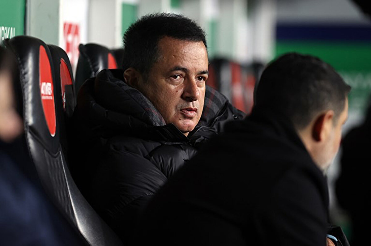 Fenerbahçe'de bu sezonun en dikkat çeken isimlerinden biri de Yusuf Akçiçke olmuştu. Acun Ilıcalı geçtiğimiz haftalarda yaptığı açıklamada, "Yusuf Akçiçek için şimdiden sözlü teklifler var" ifadesini kullanmıştı.<br>