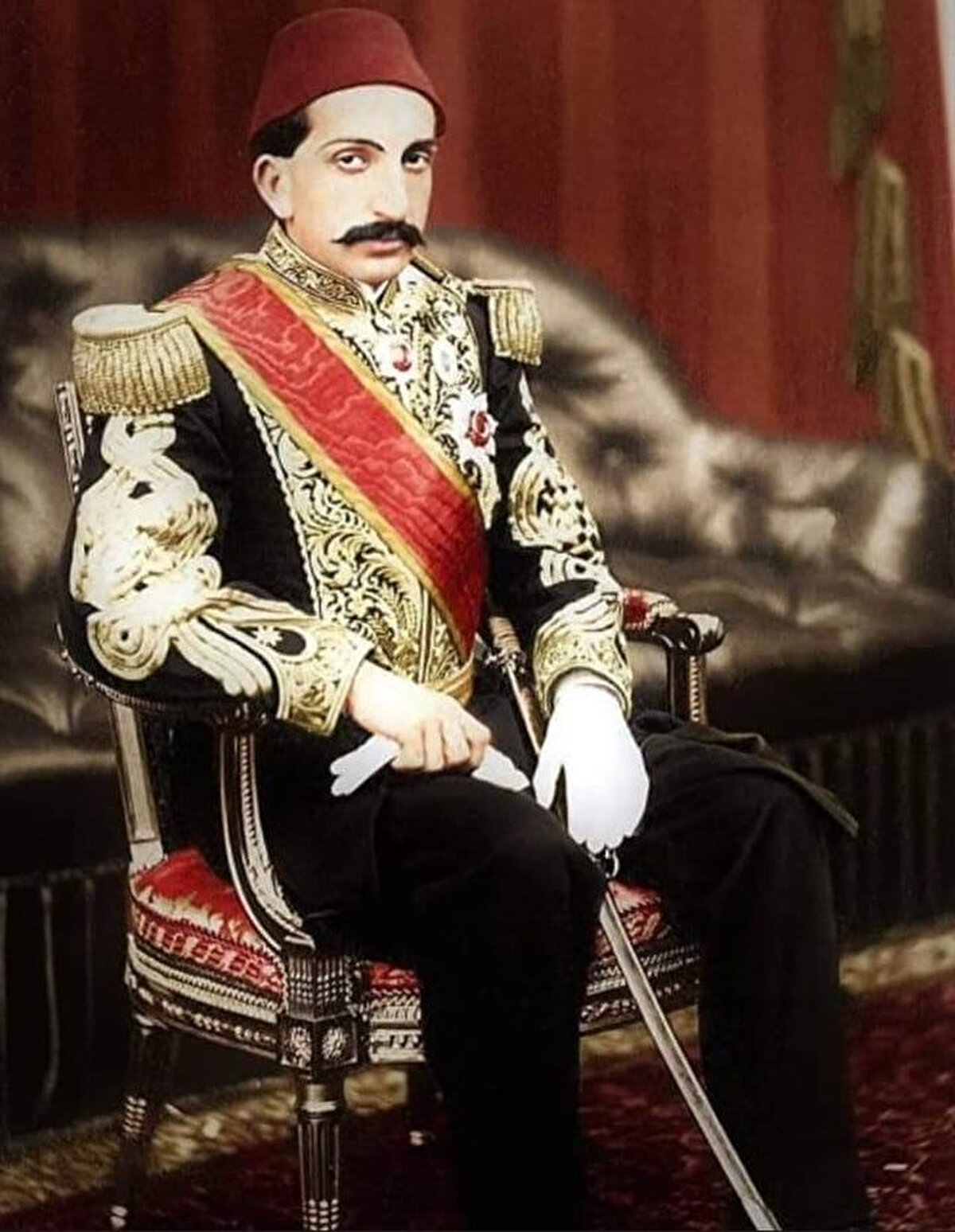 Osmanlı İmparatorluğu'nun 34'üncü Padişahı Sultan 2'nci Abdülhamid'in soyundan olduklarını iddia eden 71 kişi, mirasçı tespiti için 2010'da veraset ilamı davası açtı.