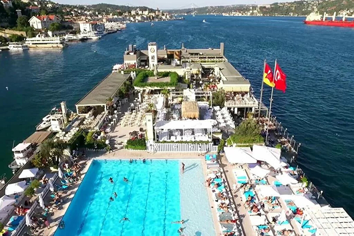 Ancak 1924 yılında çıkarılan, Hilafetin kaldırılmasına ve Osmanlı Hanedanı’nın Türkiye dışına çıkarılmasına dair yasa padişah mallarıyla ilgili talepte bulunulmasına engel teşkil ediyor.<br><br>