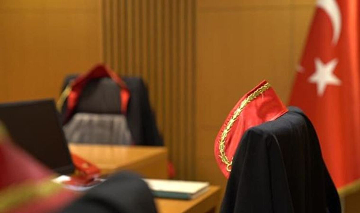 Miras hukukçusu Avukat Dilek Yüksel, "Veraset ilamı davaları tespit davalarıdır. Eda davaları değildir. Yani taraflar arasındaki başka bir itilaf hakkında karar veremez" dedi.<br>