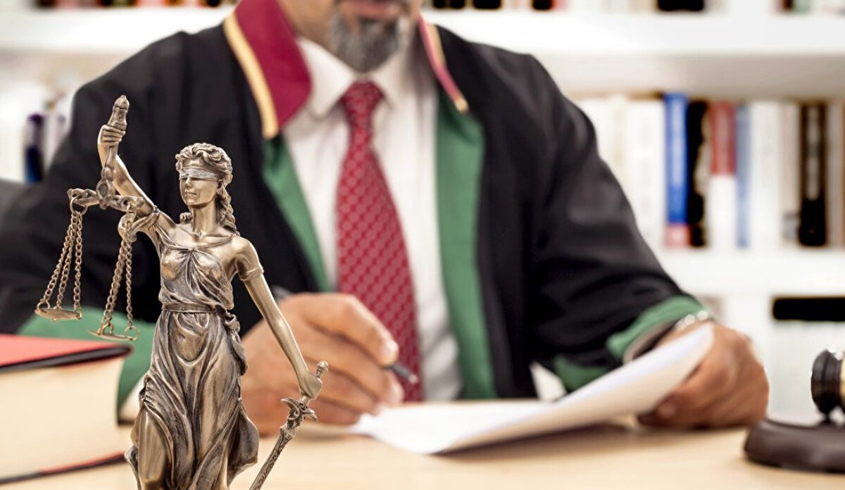 Hilafetin Kaldırılmasına ve Osmanlı Hanedanı’nın Türkiye dışına çıkarılmasına dair yasayı anımsatan Yüksel, "Bu yasaya göre Osmanlı padişahının malları millete geçiyor. Yani Abdülhamid'in torunları bu yasaya göre hak talep edemez." diye konuştu.<br>