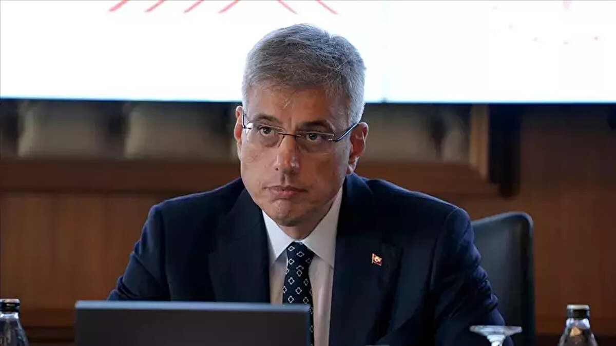 Bakan Memişoğlu'ndan alıma ilişkin paylaşım<br><br>Sağlık Bakanı Kemal Memişoğlu, sözleşmeli personel ve sürekli işçi alımında ilişkin sosyal medya hesabından yaptığı paylaşımda, şunları kaydetti:<br><br>"Bakanlığımız merkez ve taşra teşkilatında görevlendirilmek üzere, Kamu Personel Seçme Sınavı (KPSS) sonuçlarına göre ÖSYM tarafından yapılacak merkezi yerleştirme ile toplam 15 bin 342 sözleşmeli personel alımı gerçekleştirilecektir. Adaylar, tercihlerini 2-8 Mayıs 2025 tarihleri arasında ÖSYM'nin resmi internet sitesi üzerinden yapabileceklerdir.