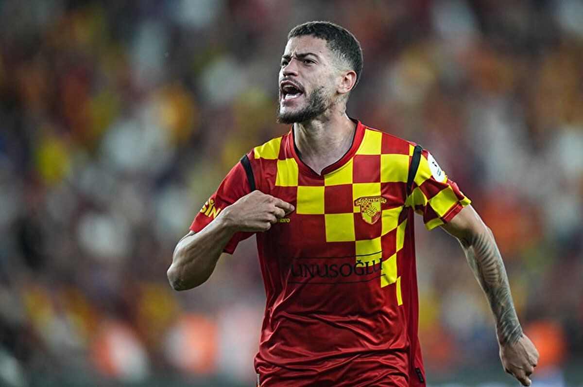 2025-26 sezonu öncesi forvet transferi yapmak isteyen Trabzonspor da Romulo için devreye girdi.<br>