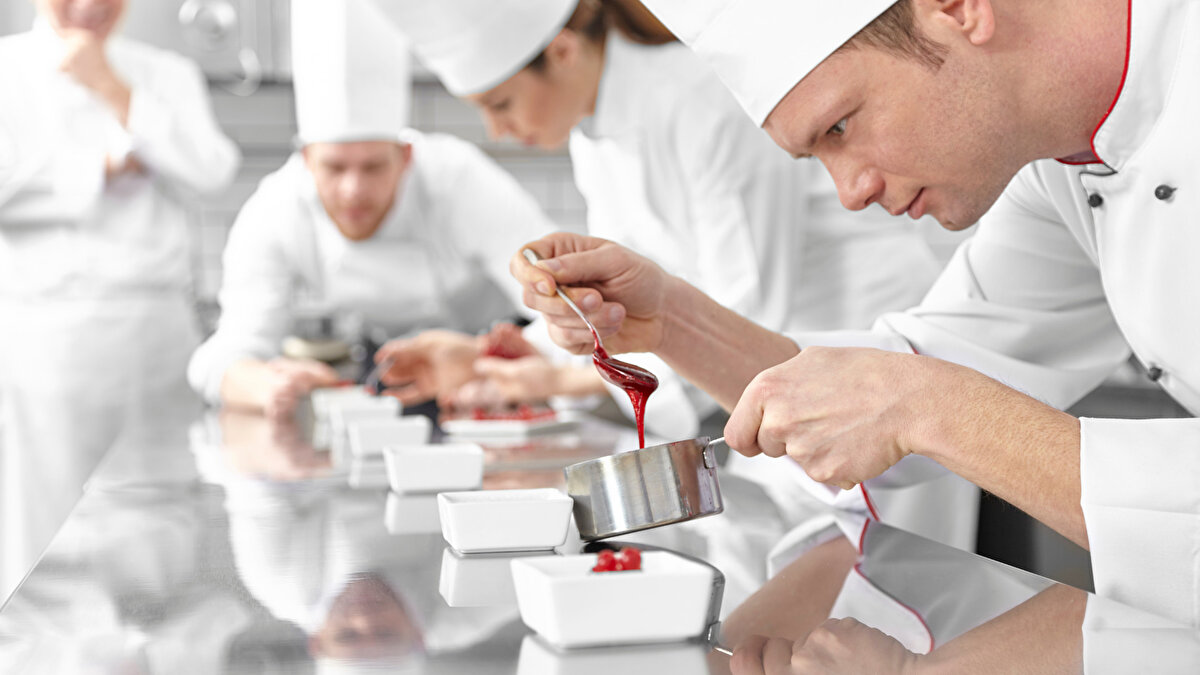 Söz konusu meslek kodları arasında aşçı, bekçi, çaycı, danışman, hizmetli veya sekreter gibi meslekler olduğu belirlendi.<br><br>