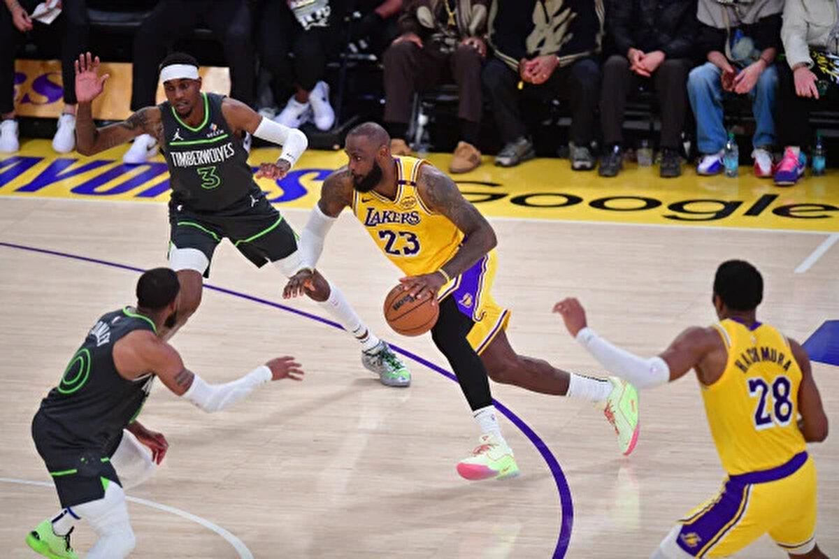 Tımberwolves, konferans yarı finaline yükseldi<br><br>Minnesota Timberwolves, Los Angeles Lakers'ı 103-96 yenerek seriyi 4-1 kazandı ve Batı Konferansı'nda yarı finale yükseldi.<br><br>Batı Konferansı'nı 6. sırada bitiren Timberwolves, serinin 5. maçında konferans 3'üncüsü Lakers'ı 7 sayı farkla yenerek adını yarı finale yazdırdı.<br><br>Timberwolves'ta Rudy Gobert, 27 sayı ve 24 ribaunt, Julius Randle de 23 sayı ile galibiyetin mimarları oldu.<br><br>Luka Doncic'in 28 sayı attığı Lakers'ta Rui Hachimura 23 sayı, LeBron James ise 22 sayı üretti.
