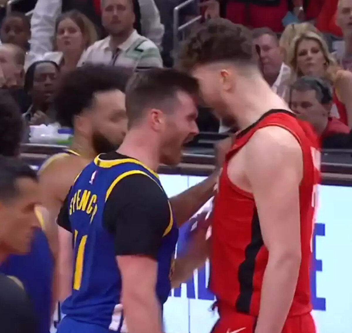 Hakemler Rockets lehine faul çalarken Alperen Şengün, Spencer'ın yolunu keserek omuz attı. Bu müdahale sonrasında gerginlik tavan yaparken Spencer'ın Alperen'i kafayla ittirdiği görüldü.<br>