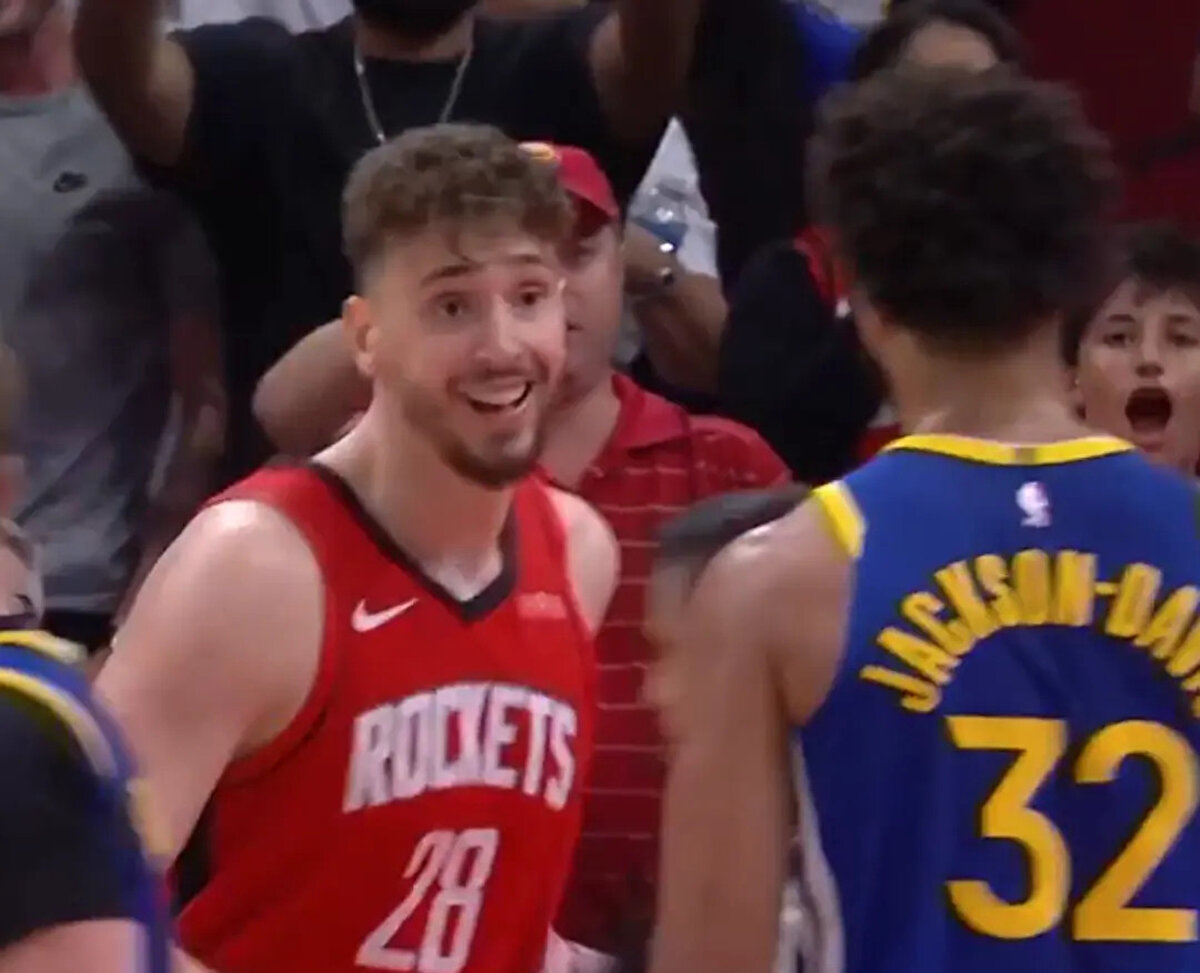 Oyundan ihraç edildi<br><br>Tartışma sonrasında oyun dururken hakemler pozisyonu inceledi. Jackson-Davis ve Alperen Şengün teknik faul aldı.<br><br>Spencer'ın Alperen'e attığı kafa, "kural dışı kafa atışı" olarak değerlendirildi ve oyundan ihraç edildi.