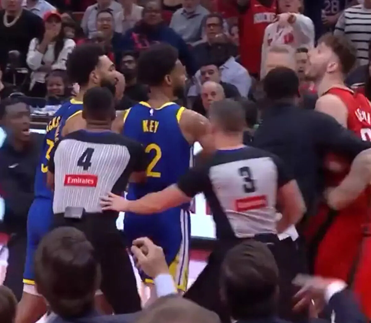 Warriors'ta Trayce Jackson-Davis de Alperen'i düşürmeye yönelik itmesi saha içini karıştırdı. Hakemler araya girerken Alperen'i Houston'daki asistan koçlar engelledi.