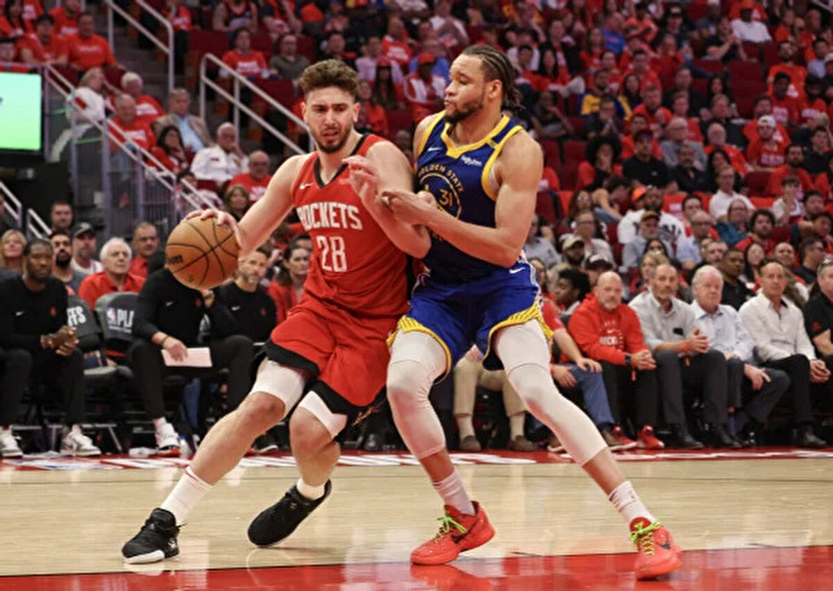 Amerikan Basketbol Ligi (NBA) play-off'larında 2 maç yapıldı.<br><br>Batı Konferansı ikincisi Houston Rockets, konuk ettiği konferans yedincisi Golden State Warriors'ı 131-116 yendi.<br><br>Rockets, ilk tur 5. maçında rakibini mağlup etmesine rağmen seride 3-2 geride bulunuyor.<br><br>Rockets'ta forma giyen milli oyuncu Alperen Şengün, mücadeleyi 19 sayı, 9 ribaunt, 9 asist, 2 blok ve 2 top çalmayla tamamladı ve triple-doubleın kıyısından döndü.<br><br>Rockets'ta Fred VanVleet 26, Amen Thompson 25, Dillon Brooks ise 24 sayı kaydetti.