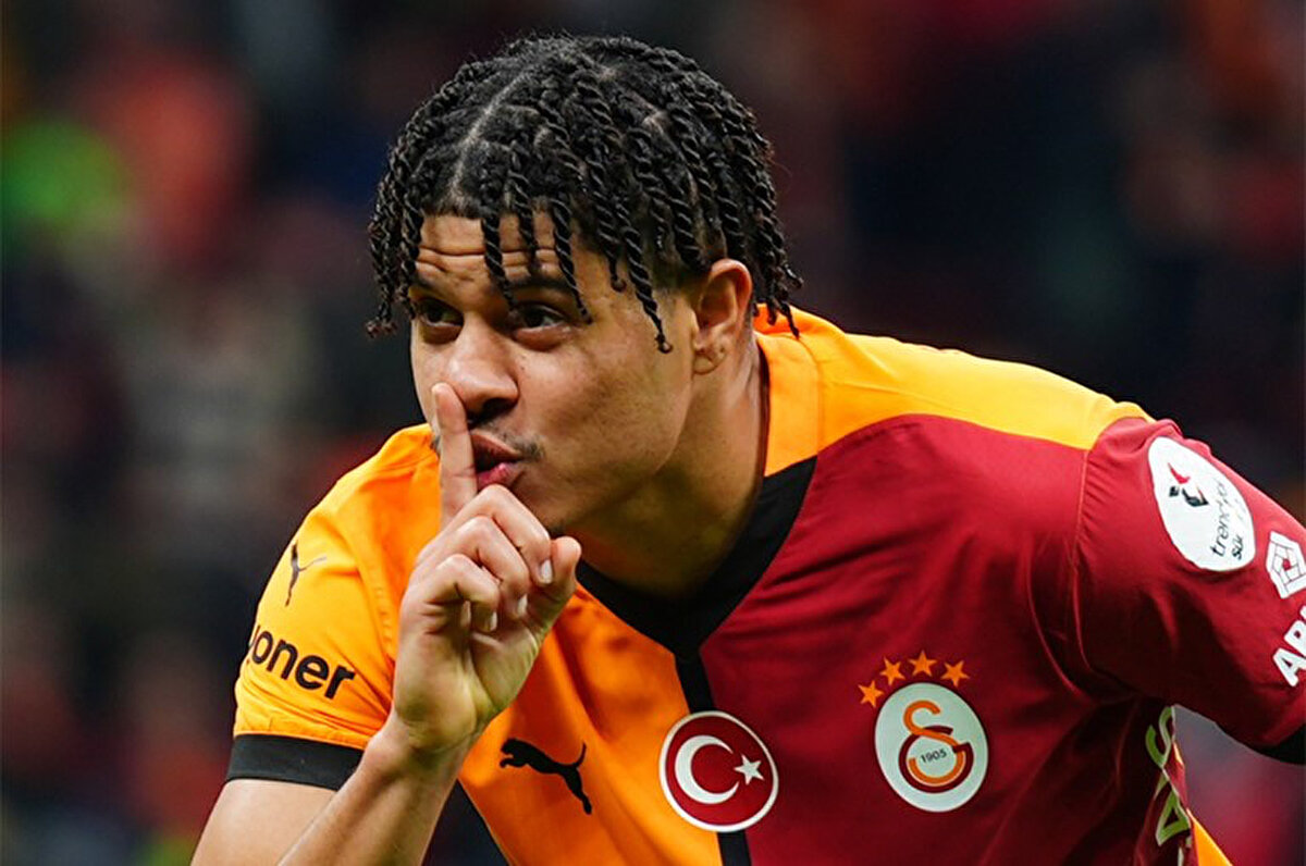 25 yaşındaki futbolcunun da yeniden İngiltere'ye dönmeye sıcak baktığı aktarıldı.<br>