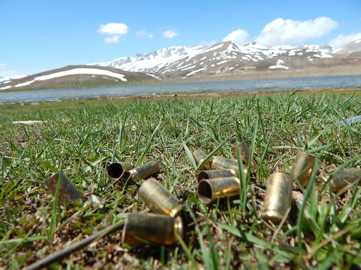 Kırmızı dağ laleleri, mor ve sarı çiğdemleri ve karlı dağlarıyla muhteşem manzaraların oluştuğu Eğrigöl'de bu ilkbaharda açan rengarenk çiçeklerin yerini çöpler, mangal atıkları, drift yapanların toprağa zarar verdiği lastik izleri, tüfeklerden ateşlenen boş fişek atıkları aldı.