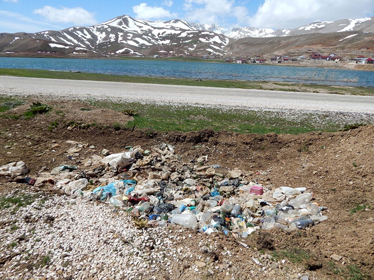 "Eğrigöl'ün korunması tüm toplumun sorumluluğu"<br><br>Yaban Hayatı Uzmanı Gökçe Coşkun, Eğrigöl'ün, yalnızca görsel güzellikleriyle değil, barındırdığı hassas ekosistemle de dikkat çektiğini söyledi. Bu bölgede endemik Toros yer sincaplarının yaşadığını, bu sincapların yuvalarına boz kuyrukkakan gibi bazı kuş türlerinin yuva yaptığını aktaran Coşkun, "Sincaplar, kuşlar, böcekler, sürüngenler, memeliler ve bitkiler arasında kurulan bu hassas döngü, bölgenin yaban hayatı açısından eşsiz bir denge sunduğunu göstermektedir" dedi.