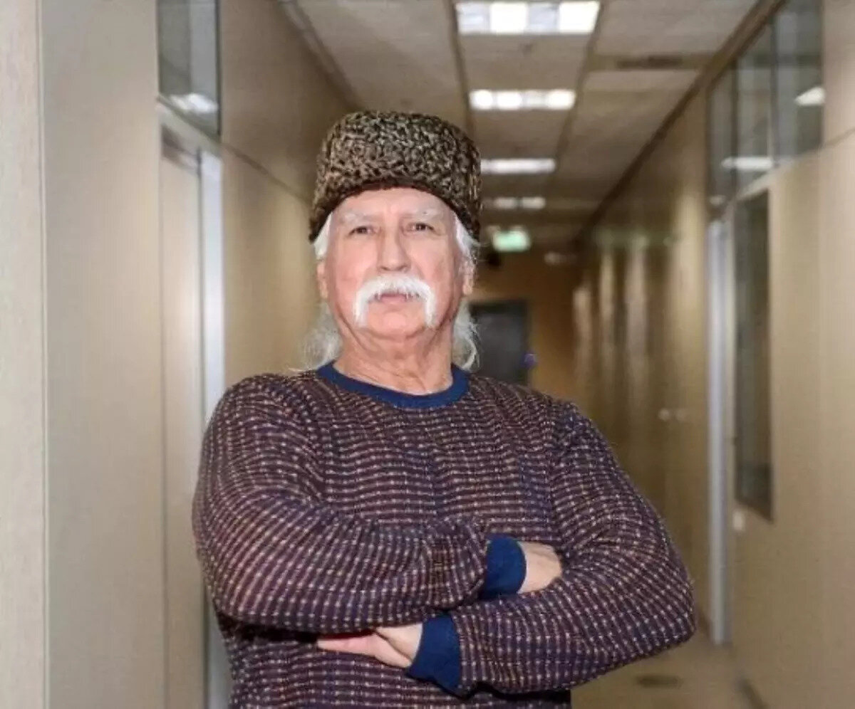 TV100 canlı yayınında konuşan Jeoloji Uzmanı Prof. Dr. Şener Üşümezsoy, yaşanan depremin 2019 yılında meydana gelen sarsıntının ve 23 Nisan'daki depremin bir devamı niteliğinde olduğunu söyledi. Üşümezsoy, bu tür sarsıntıların olağan olduğunu belirterek, vatandaşların paniğe kapılmaması gerektiğini ifade etti.