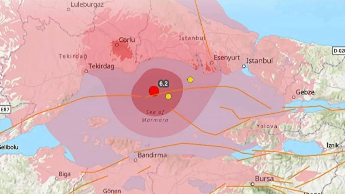 İstanbul’da geçtiğimiz günlerde yaşanan 6.2 büyüklüğündeki depremin ardından bölgede artçı sarsıntılar görülmeye devam ediyor. Bu artçıların son halkası, bugün öğle saatlerinde meydana gelen bir depremle kendini gösterdi.