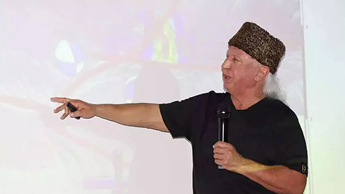 "Yeni bir faya gitmiyor"<br><br>"Burada iki tane fay diyordum. Birisi Silivri biri Kumburgaz çukuru. Bunlar kırıldı, zaten depremin başladığı yerdi. Güneye doğru Silivri çukurunda başlamış gibiydi. Ama diğer taraftan şimdi sıra Avcılar sırtını kesen bir fayın olup olmadığı. Ben onun olmadığı dolasıyla orada bir depremselliğin olmadığını vurgulayan bir tavırdayım. Olsa bile oradaki deprem iki parçalı olduğu için bir bölümü kırıldı diğer bölümü 3,5 altında deprem yapabilir ama öyle bir risk yok. Fakat orta sırt dediğimiz Avcılar açıklarında olan küçük küçük depremler var."