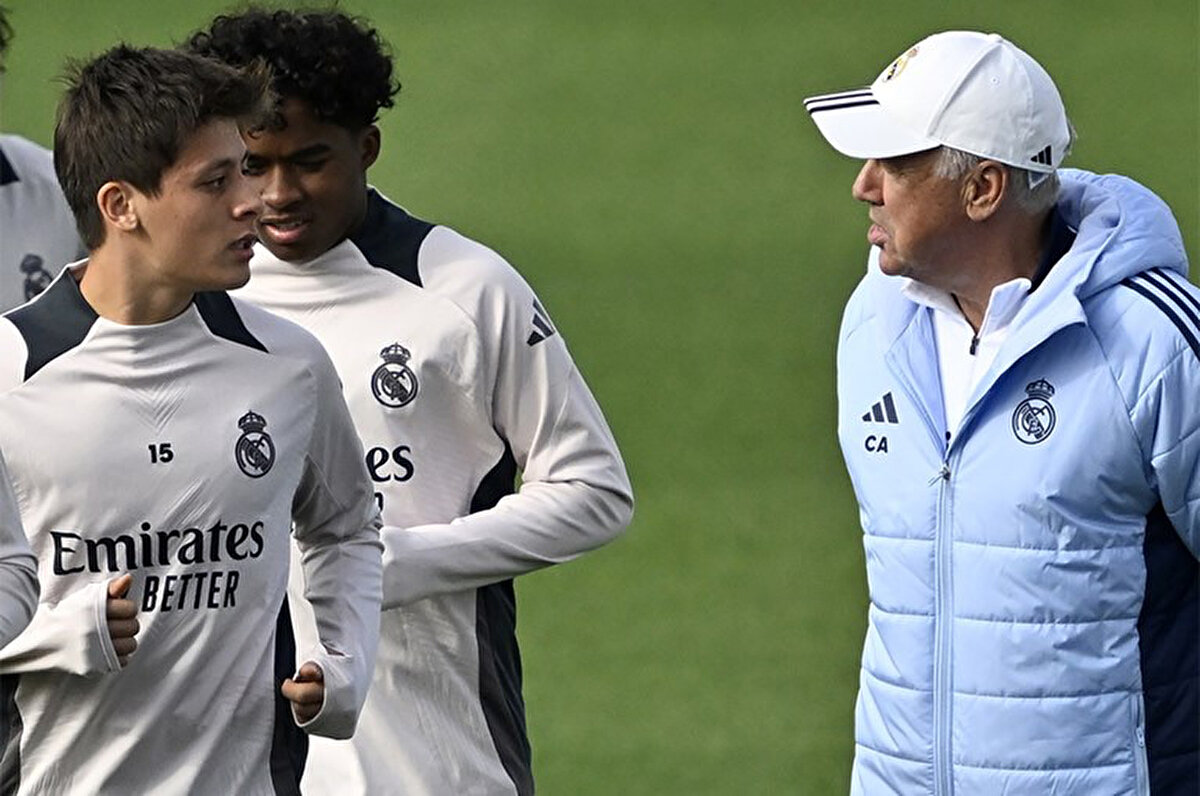 Sezon başından bu yana milli futbolcuya az süre verdiği için eleştirilen İtalyan çalıştırıcı, Arda'nın Real Madrid'de forma giymeye devam edeceğinin sinyalini verdi.<br>