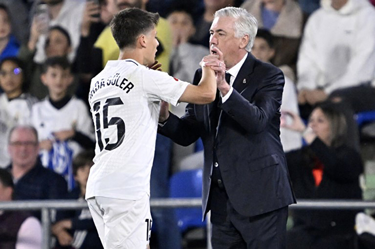 Real Madrid'in Arda Güler'i bırakmaya niyeti olmadığının sinyalini veren Ancelotti, 20 yaşındaki yıldız için, "Real Madrid'in geleceği için çok önemli bir oyuncu olacak." şeklinde konuştu.<br>