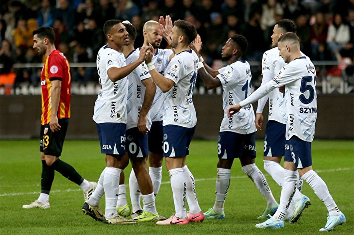 Süper Lig'de pazar günü Beşiktaş'ı konuk edeceği derbide şampiyonluk mücadelesi için "ya tamam ya devam" niteliğinde bir maça çıkacak olan Fenerbahçe'de, bir yandan da gelecek sezonunda transfer planlaması için çalışmalar sürüyor.<br>