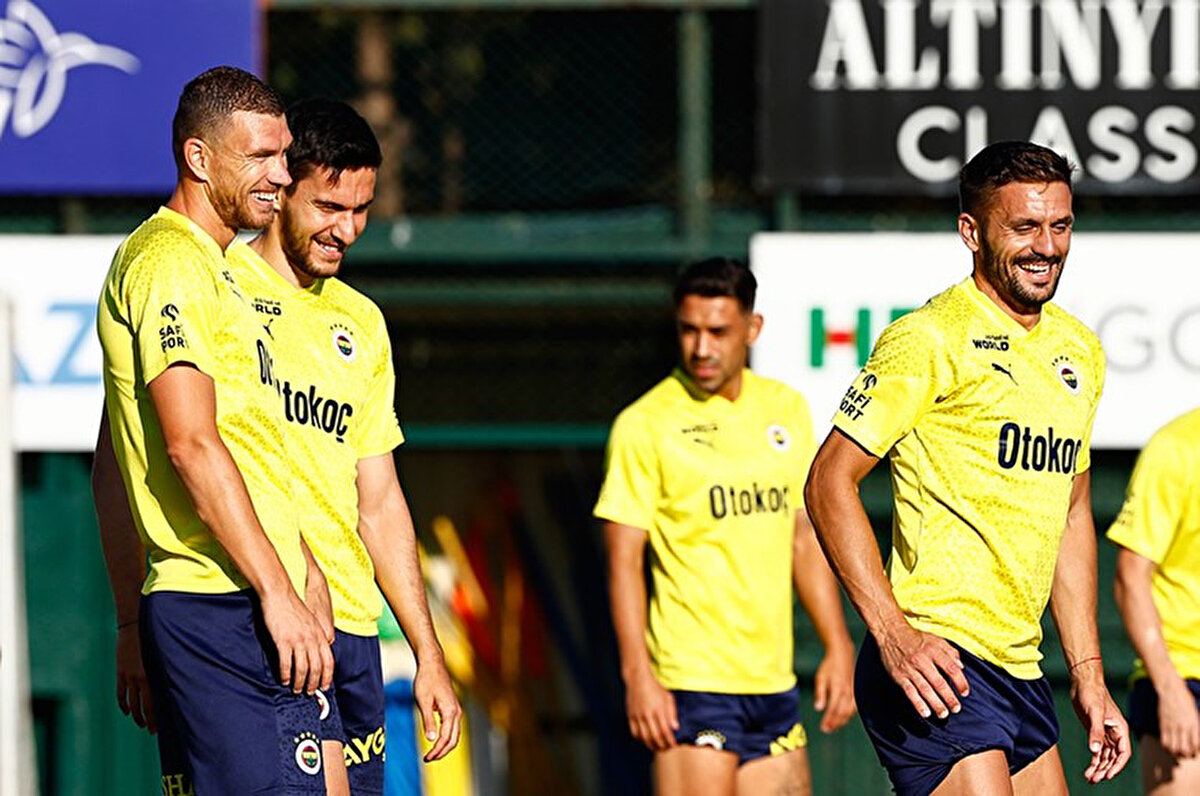 Haberde, Edin Dzeko ve Dusan Tadic başta olmak üzere birçok isimle yollarını ayıracak olan Fenebahçe'de kadronun adeta yeniden kurulacağı kaydedildi.<br>