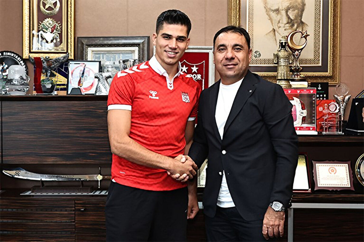 Süper Lig'in 34. haftasında Galatasaray'a konuk olacak Sivasspor'da Bekir Turaç Böke, Fanatik'e açıklamalarda bulundu. Takımın ligdeki durumu ve hakkında çıkan transfer iddialarıyla ilgili konuşan Böke'nin açıklamaları şöyle:<br>