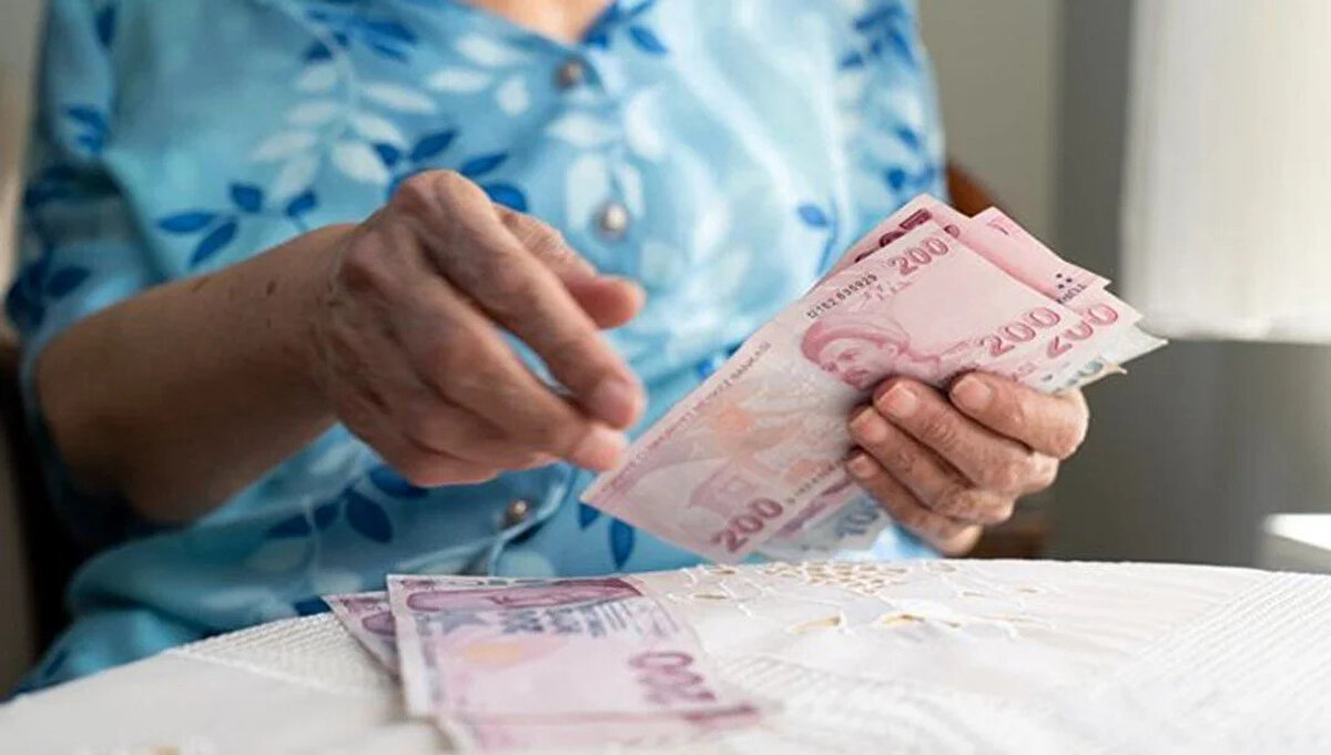 Memur ve memur emeklilerine ne kadar zam olur?<br><br>"Eğer Merkez Bankası Piyasa Katılımcıları Anketi’nin son üç aylık tahmin verisini dikkate alırsak 7. Dönem Toplu Sözleşme zammı ile birlikte değerlendirdiğimizde memur ve memur emeklilerinin alacağı zam farkı %16,80 olacaktır."