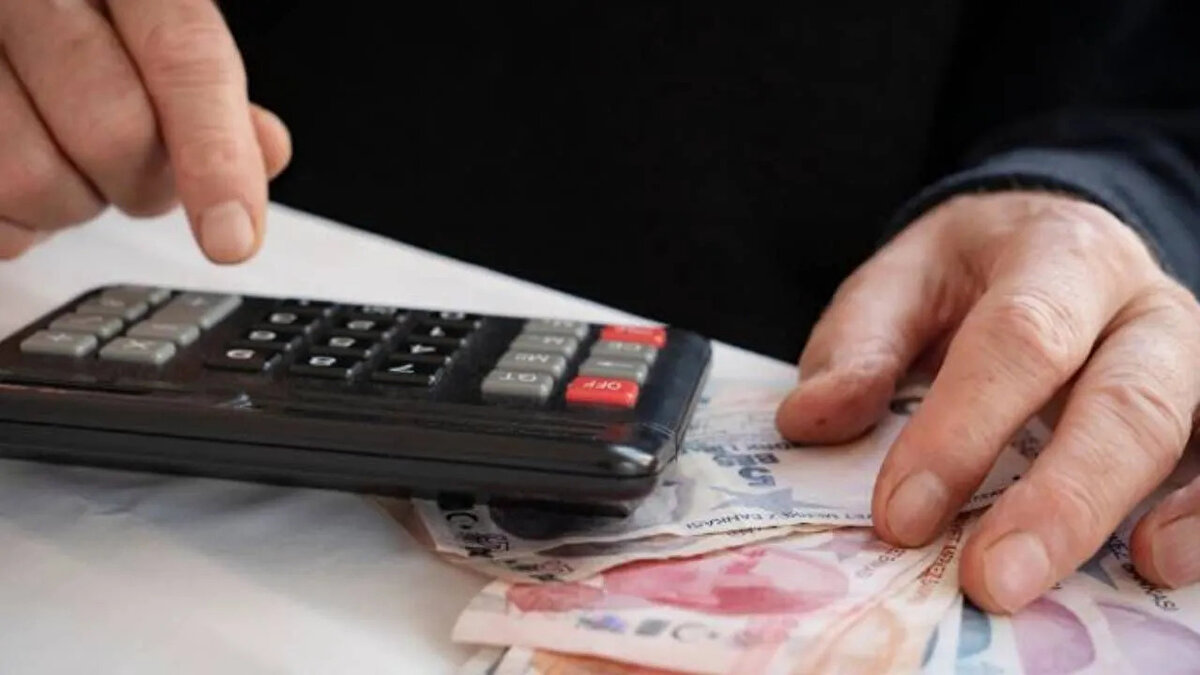 Emekli ve memur maaşlarına yapılacak zam oranı eşitlenir mi?<br><br>"Hayır, ben eşitleme beklemiyorum. Son dönemde uygulanan emekli maaş politikasından hareketle bu dönemde de bir eşitleme olmayacağı kanaatindeyim. Zaten SSK, Bağkur emeklisi ile memur ve memur emeklisi arasındaki fark %1,11 gibi orana tekabül etmektedir. Ben zam oranlarının eşitleneceğini düşünmüyorum."