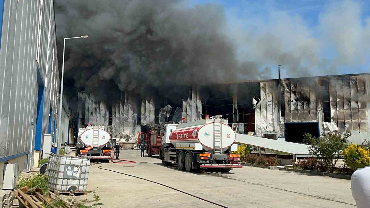 Sanayi sitesi içerisinde faaliyet gösteren diğer firmalar da yangının işletmelerine sıçrama ihtimaline karşın malzemelerini dışarıya çıkarak korumaya çalışırken büyümeye devam eden yangını korkulu gözlerle izlediler.