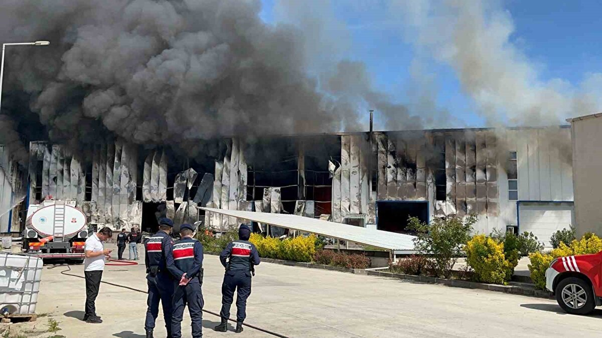 Yangının boyutu, havadan çekilen dron görüntülerine de yansıdı. Görüntülerde fabrikanın bir bölümünün alevlere teslim olduğu ve dumanın kilometrelerce uzağa yayıldığı görüldü. Yangının çıkış nedeni henüz bilinmezken, ekiplerin müdahalesi sürüyor.