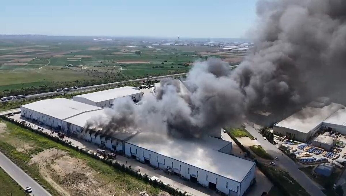 Henüz belirlenemeyen bir nedenle başlayan yangın kısa sürede büyüyerek fabrikanın büyük bölümünü sardı. Yangın sırasında zaman zaman şiddetli patlama sesleri duyulurken, gökyüzünü kaplayan siyah duman çevre ilçelerden de görüldü. Olay yerine sevk edilen çok sayıda itfaiye ekibi yangını kontrol altına almak için yoğun çaba sarf etti.