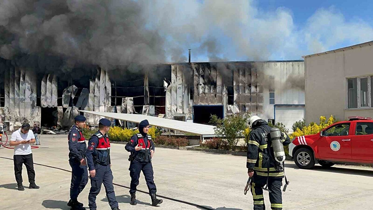 Tekirdağ’ın Çerkezköy ilçesi Veliköy Organize Sanayi Bölgesi’nde bulunan kauçuk kalıp fabrikasında çıkan yangın, drone ile görüntülendi.