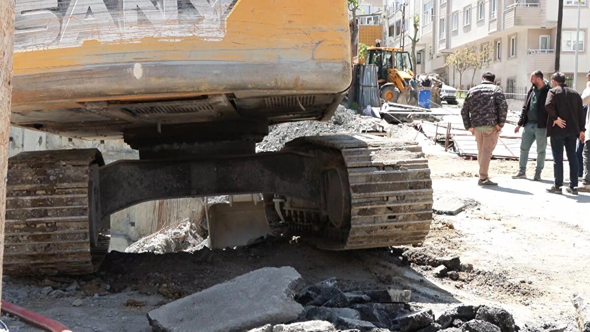 Bağlarbaşı Mahallesi'nde saat 06.00 sıralarında inşaatın temelinde çökme oldu. Edinilen bilgiye göre, temel kazısından sonra çevredeki İSKİ'ye ait su borusunun patlaması sonucu sızan su, toprağın altına ilerledi. 
